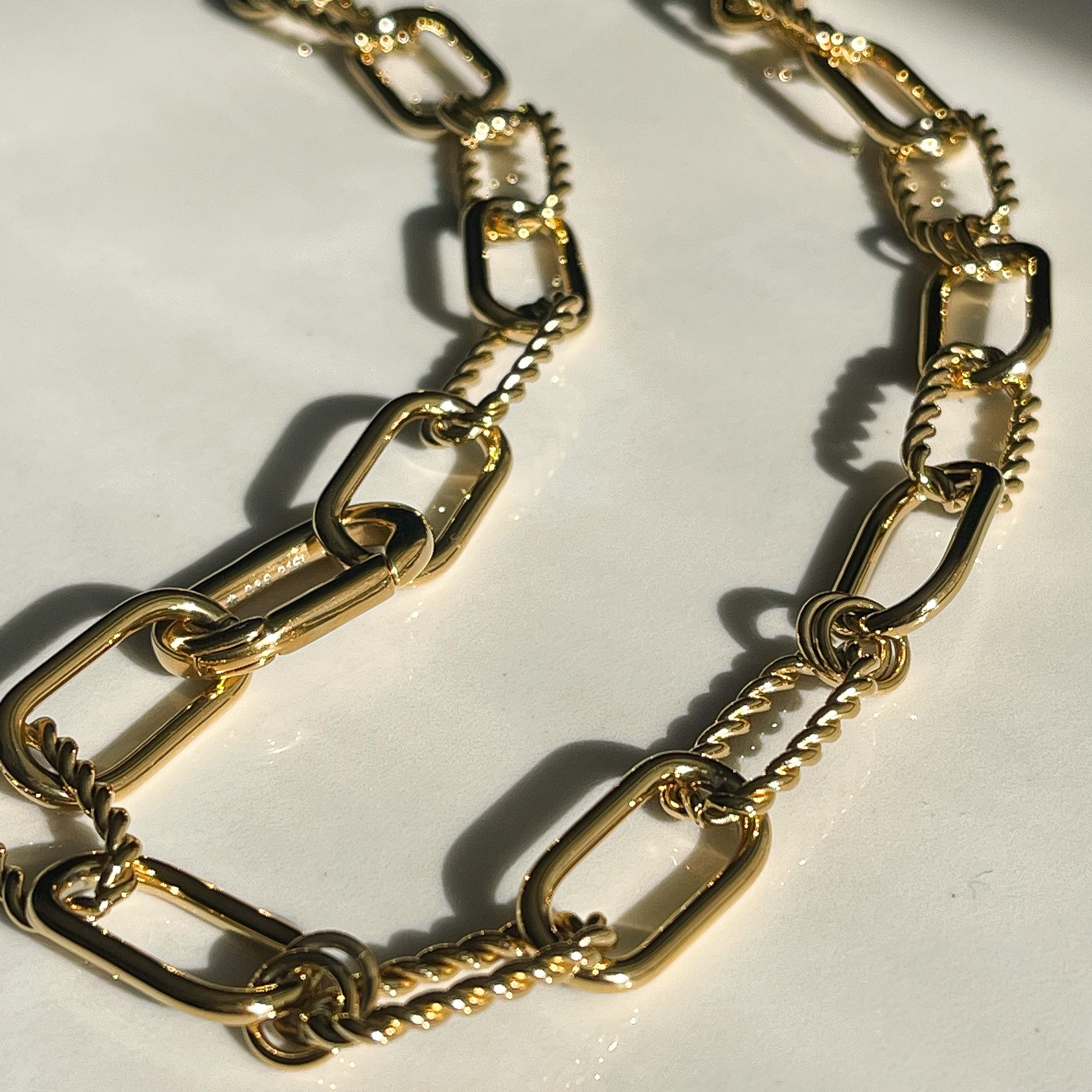 Collana con ciglia e malocchio in oro massiccio 18 carati Collana con ciglia e malocchio in oro massiccio 18 carati